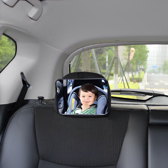 Reflet de bébé en voiture dans miroir voiture bébé