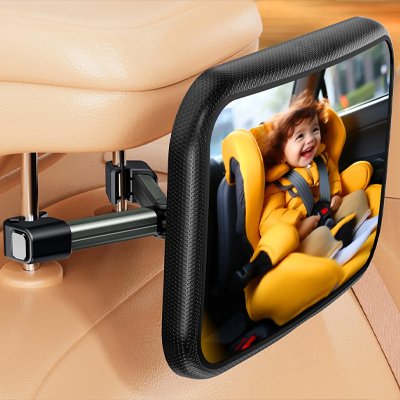 Reflet de bébé riant dans miroir voiture bébé 