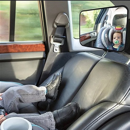 Reflet de garçonnet en voiture dans miroir voiture bébé