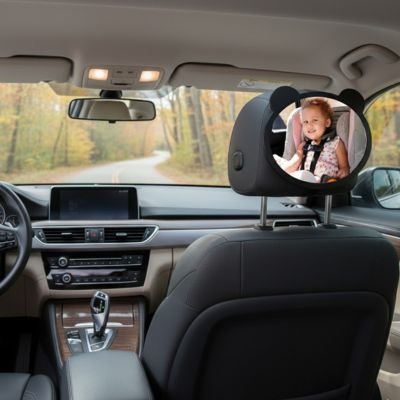 Reflet  fillette en vêtement fleuri dans miroir voiture bébé