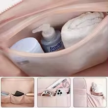 Sac à langer bebe rose avec affaires de bébé rangés