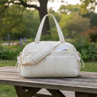 Sac à langer beige posé sur table dans le  jardin