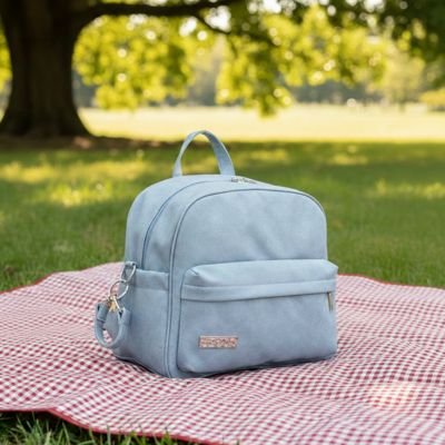 sac à langer bleu usb sur nape dresse au parc