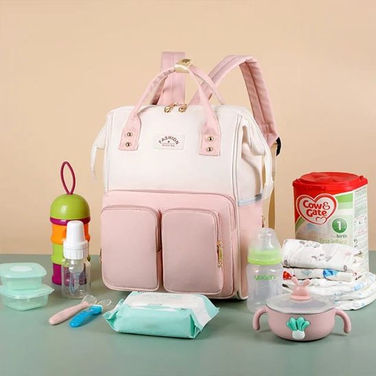 sac à langer rose avec couches lait ustensiles bébé