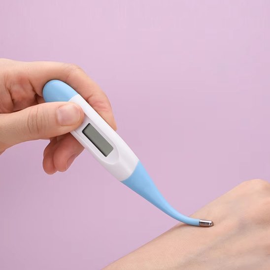 thermomètre bleu dans trousse de toilette bébé