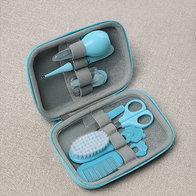 Trousse de toilette bébé posé au sol